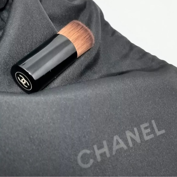 CHANEL FOUNDATION BRUSH (1) - Picture 1 of 2